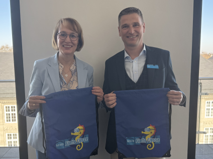 Martina Ellerwald und Dominik Steffan freuen sich, dass die Schwimmbeutel der „Flotte Flosse“ auch künftig eine zusätzliche Motivation für kleine Schwimmer bieten.