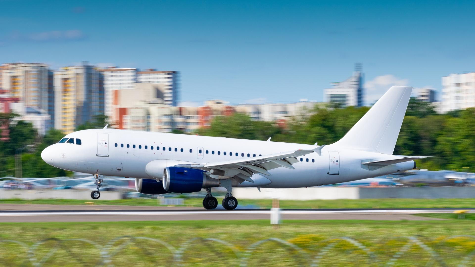 Ein Flugzeug setzt auf einem Rollfeld zum Start an.
