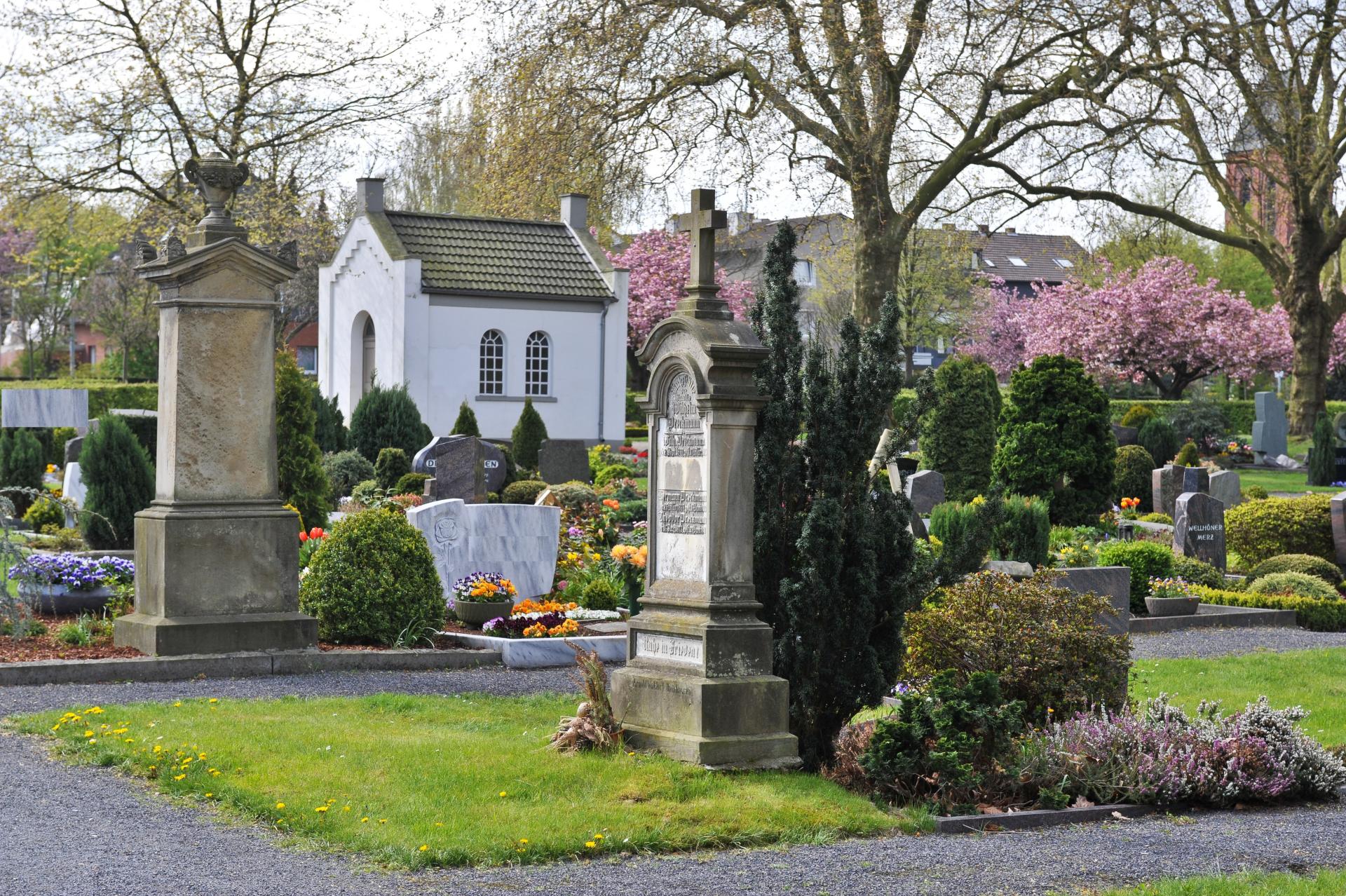 Blick auf die alte Trauerhalle des Dümptener Friedhofs