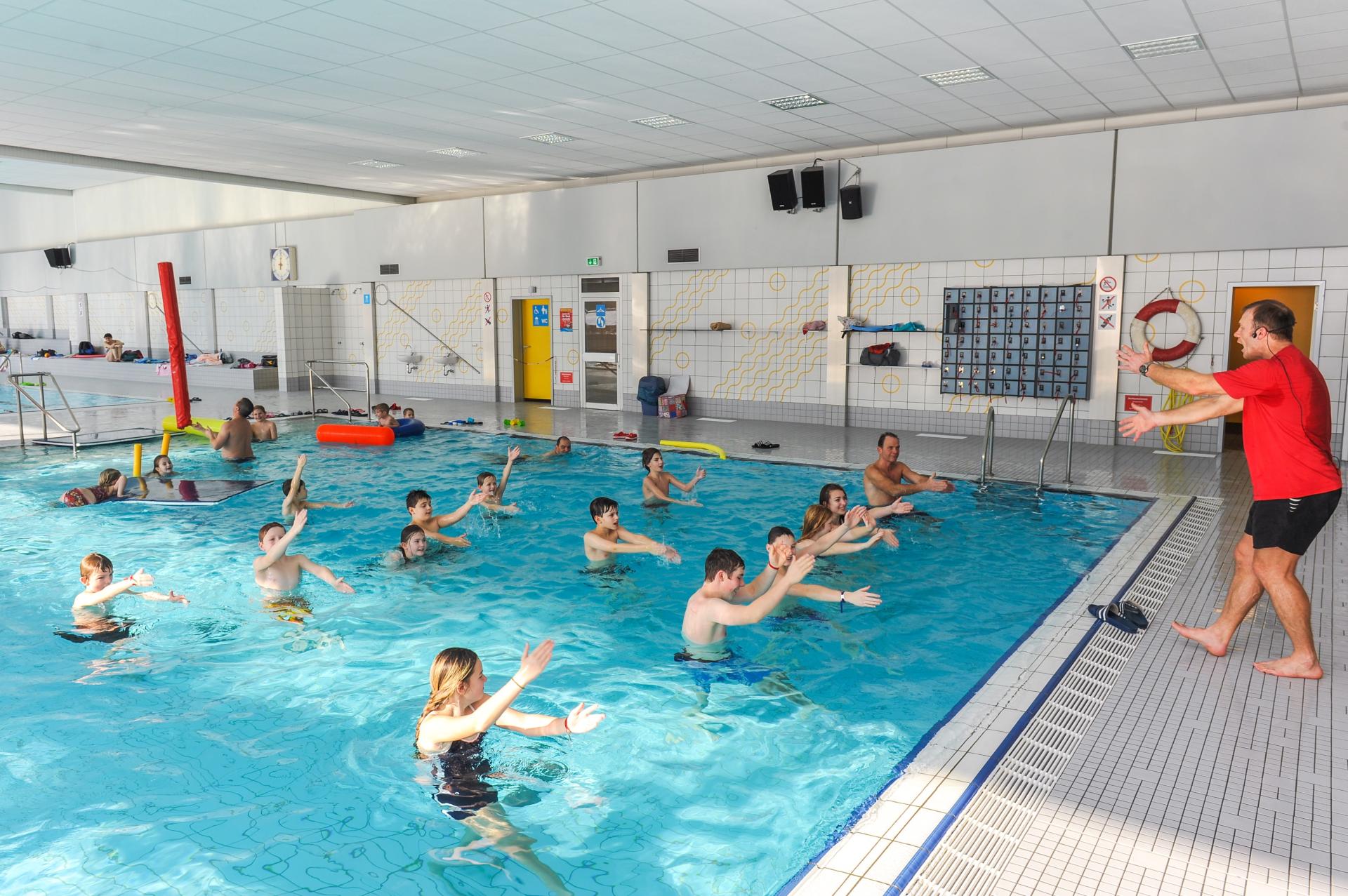 Eine Schülergruppe bei der Wassergymnastik im Nichtschwimmerbecken im Friedrich-Wennmann-Bad in Mülheim an der Ruhr