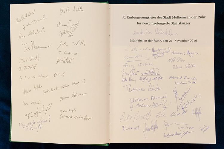 Aufgeschlagenes Gästebuch der Stadt Mülheim an der Ruhr