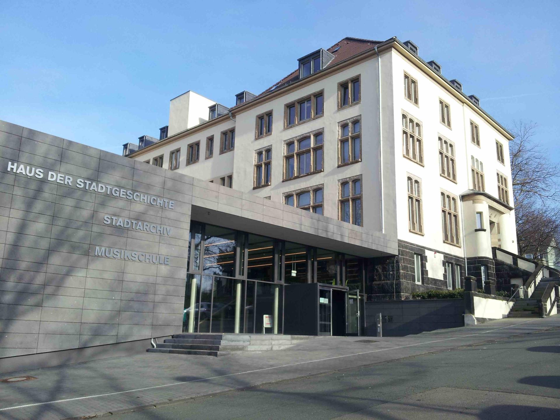 Blick auf das Haus der Stadtgeschichte - Sitz der Mülheimer Musikschule und des Stadtarchivs
