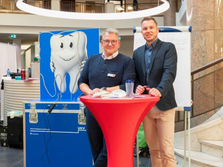 Tim Albertsmann von der UKV Krankenversicherung (links) und Sparkassenmitarbeiter Uwe Schäfer beim Heißen Draht