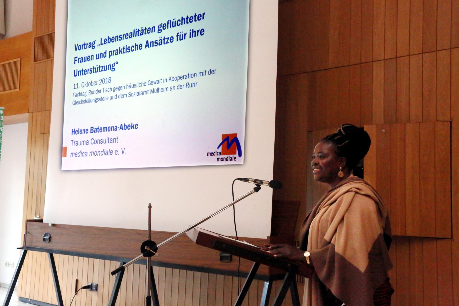 Helene Batemona-Abeke, Referentin von Medica Mondiale, referiert über Lebensrealitäten geflüchteter Frauen und praktische Ansätze für ihre Unterstützung