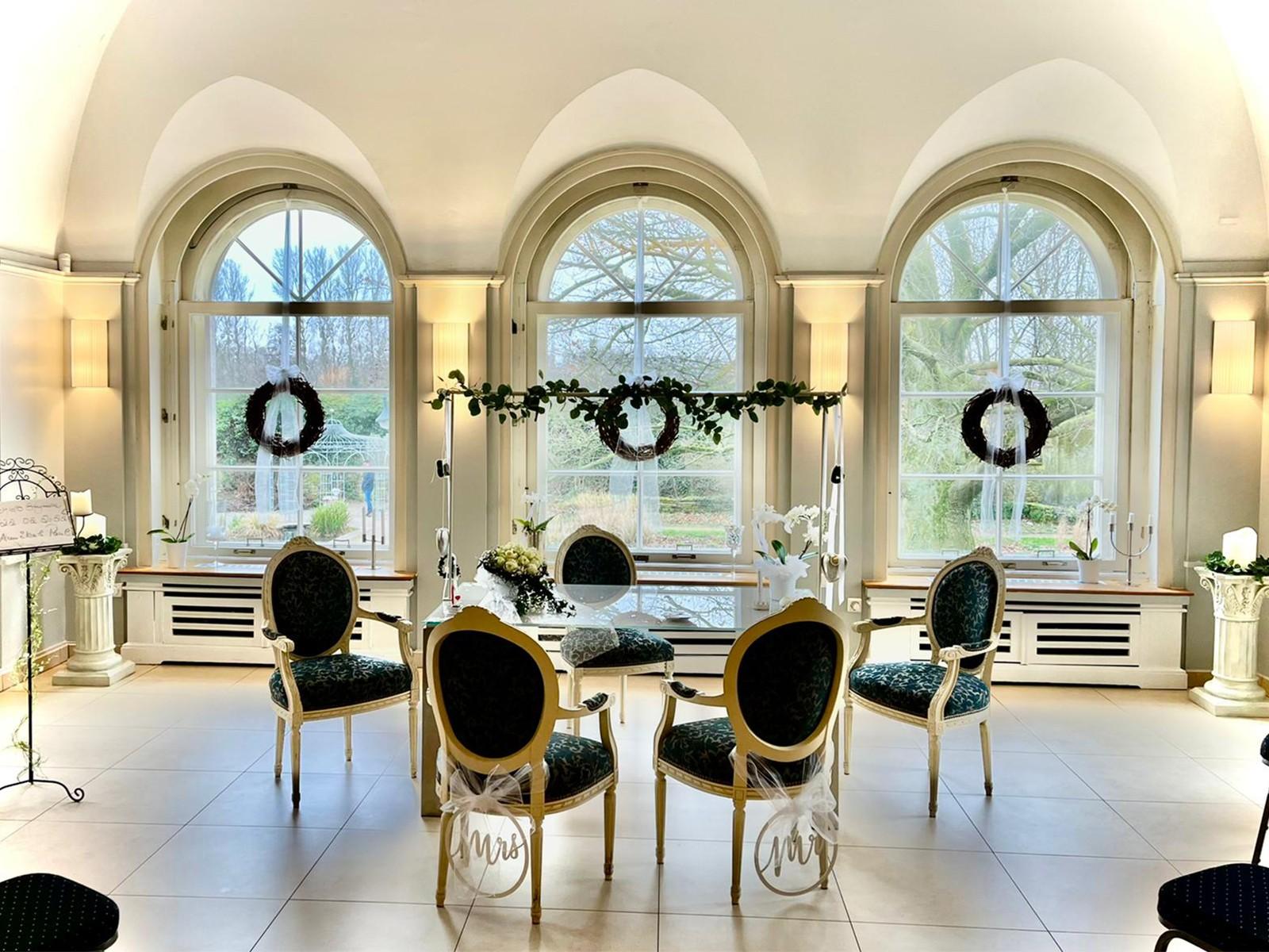 Festlich geschmückter Saal im Schloß Styrum anlässlich einer Hochzeit.