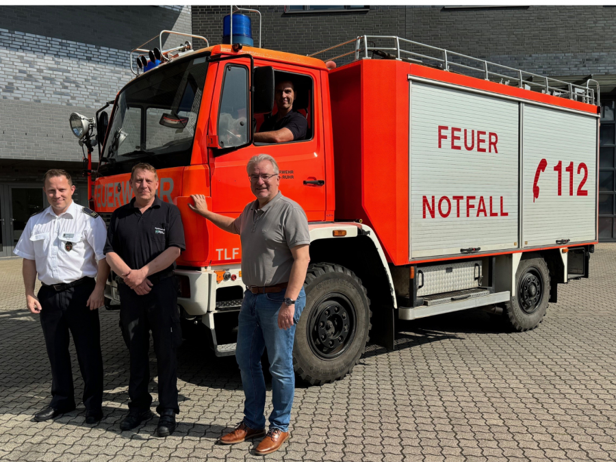 Von links nach rechts: Michael Lülf (Vize-Feuerwehrchef), Christian Thomas (Fahrzeugbesatzung) und Oberbürgermeister Marc Buchholz, im Fahrzeug sitzend Gregor Przylucki (Fahrzeugbesatzung).