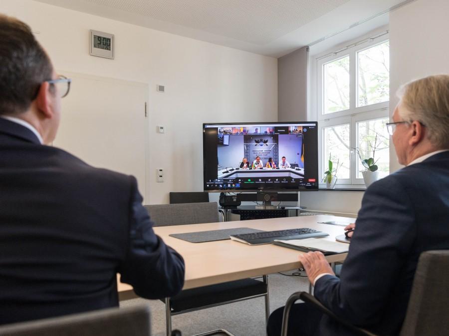 Mülheims Oberbürgermeister Marc Buchholz (rechts) und Stadtdirektor David Lüngen tauschen sich per Videokonferenz mit Vertretern der ukrainischen Stadt Ivano-Frankivsk aus. Auch Mülheims Bürgermeisterin Ann-Kathrin Allekotte hatte sich online dazu geschaltet.