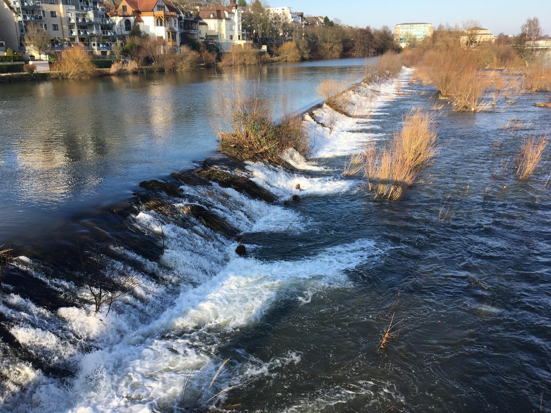 Das Foto zeigt Teilbereiche der Ruhr die bei Hochwasser überflutet sind.