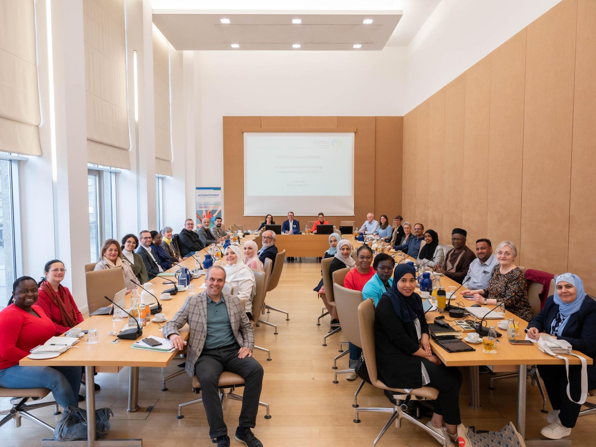 Teilnehmer der Informationsveranstaltung zur Integrationsratswahl am 14. September 2025 im Historischen Rathaus mit Stadtdirektor David A. Lüngen, Geschäftsführerin des Integrationsrates, Sekine Günes, und Dirk Klever, Rats- und Rechtsamt
