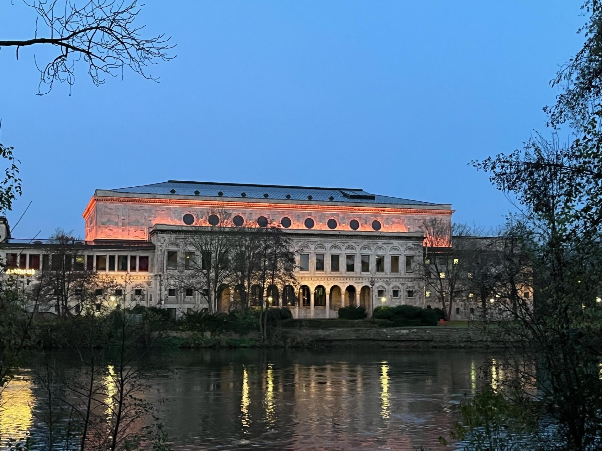 Das Foto zeigt die Stadthalle der Stadt Mülheim an der Ruhr, die in der Nacht vom 25. auf den 26. November 2024, zum Internationalen Tag gegen Gewalt an Frauen, orangefarben angestrahlt wurde. Die Stadt hat durch die Beleuchtung mehrerer Gebäude - Rathaus, Stadthalle, Schloss Broich und JobCenter - an der Aktion Orange your City teilgenommen.