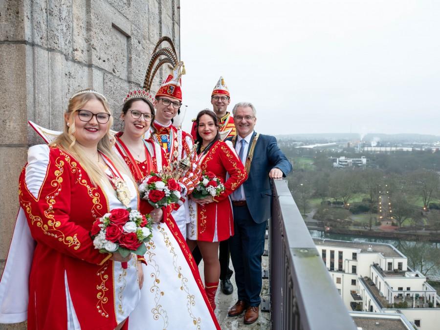 Oberbürgermeister Marc Buchholz mit dem Stadtprinzenpaar der Karnevalssession 2024/25.
