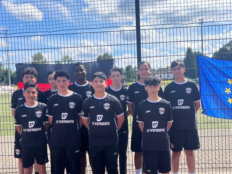 Das Team des Mülheimer FC 97 bei der internationalen Jugendbegegnung "kick it like friends" 2024.