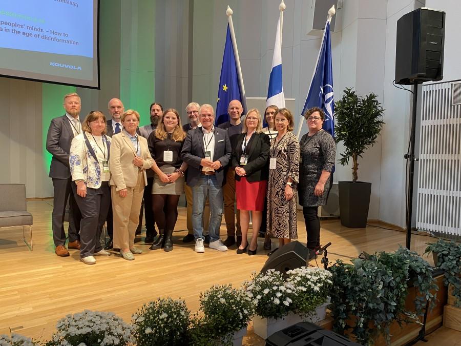 Sicherheitskonferenz 2024 in Kouvola (Finnland). Gruppenfoto der offiziellen Mülheimer Delegation sowie Vertreter*innen aus Kouvola und der Delegation aus Balatonfüred (Ungarn).
