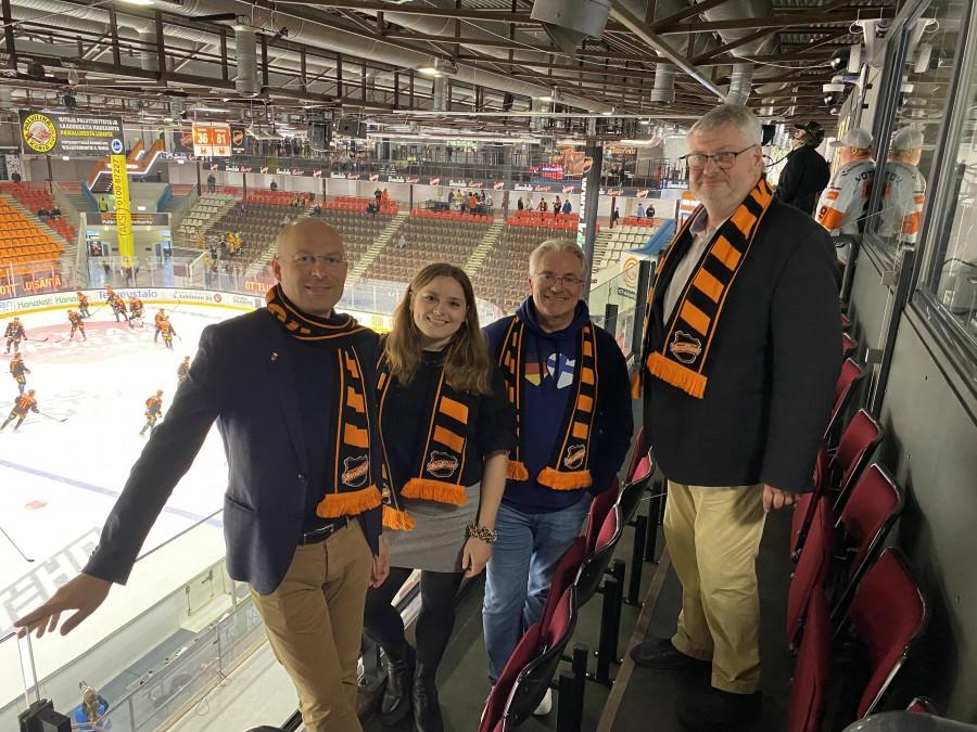 Die offizielle Mülheimer Delegation besuchte im Rahmen der Delegationsreise ein Eishockeyspiel der Bundesliga-Mannschaft von Kouvola (von links nach rechts): Bau- und Wirtschaftsdezernent Felix Blasch, Ann-Kathrin Allekotte, Oberbürgermeister Marc Buchholz und Bürgermeister Markus Püll.