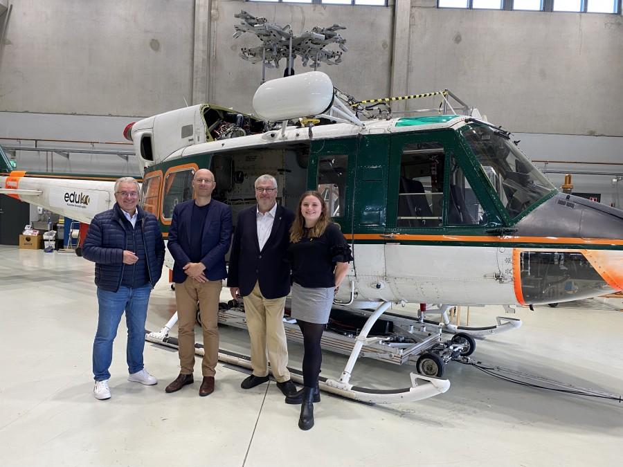 Im Rahmen der Delegationsreise in Kouvola wurde die Lehrwerkstadt Eduko besucht. Auf dem Bild vor dem Hubschrauber befinden sich (von links nach rechts): Oberbürgermeister Marc Buchholz, Bau- und Wirtschaftsdezernent Felix Blasch, Bürgermeister Markus Püll und Bürgermeisterin Ann-Kathrin Allekotte.