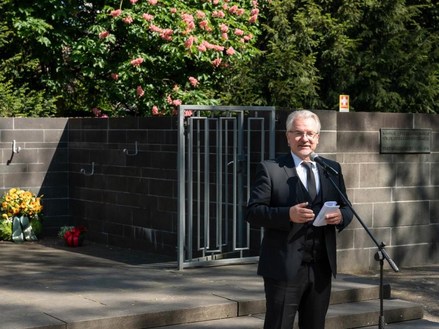 Oberbürgermeister Marc Buchholz hält eine Rede bei der stillen Kranzniederlegung am Mahnmal für die Opfer beider Weltkriege am Alten Friedhof zwischen Kettwiger Straße und Hagdorn am 08. Mai 2025.