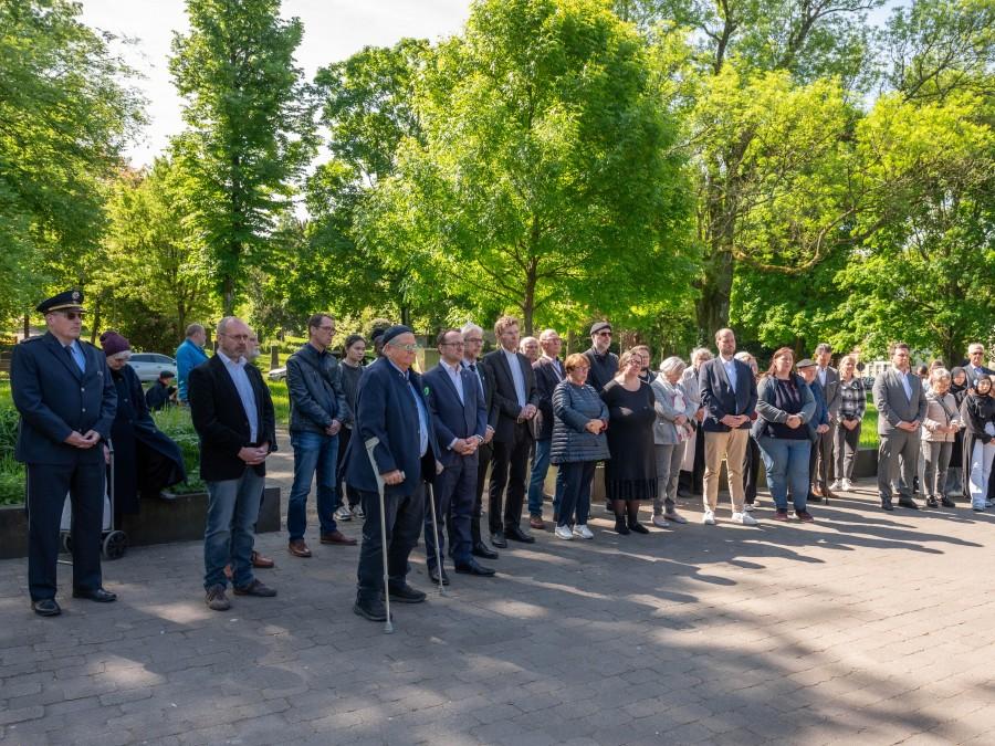 Besuchende der stillen Kranzniederlegung am Mahnmal für die Opfer beider Weltkriege am Alten Friedhof zwischen Kettwiger Straße und Hagdorn am 08. Mai 2025.