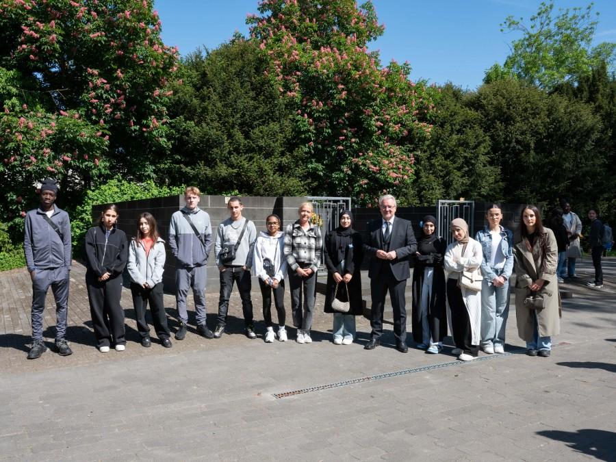 Schüler und Schülerinnen der Gustav-Heinemann-Schule mit Oberbürgermeister Marc Buchholz bei der stillen Kranzniederlegung am 08. Mai 2025 am Mahnmal für die Opfer beider Weltkriege am Alten Friedhof zwischen Kettwiger Straße und Hagdorn.