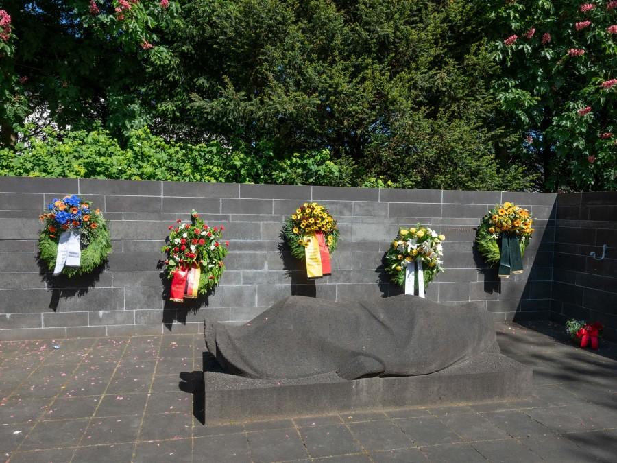 Stille Kranzniederlegung am Mahnmal für die Opfer beider Weltkriege am Alten Friedhof zwischen Kettwiger Straße und Hagdorn am 08. Mai 2025