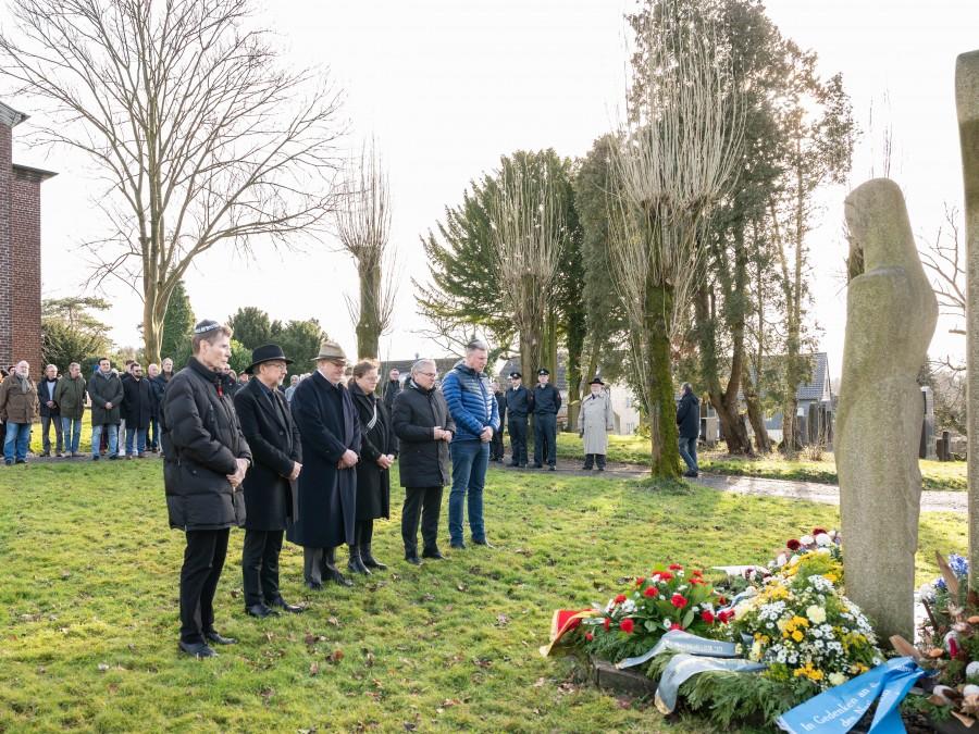 Vertreter von Politik und Religionen bei der Kranzniederlegung.