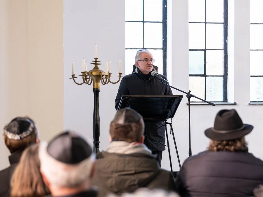 Oberbürgermeister Marc Buchholz bei seiner Rede auf dem Jüdischen Friedhof an der Gracht.