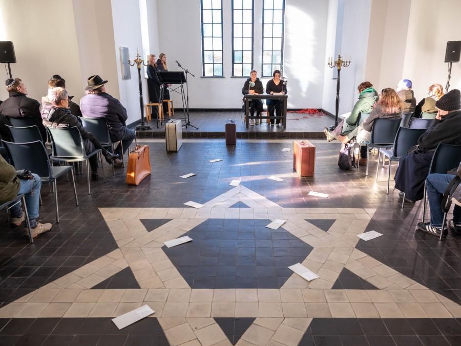 80. Jahrestag der Befreiung des Konzentrationslagers Auschwitz-Birkenau: Kranzniederlegung und Gedenkveranstaltung auf dem Jüdischen Friedhof am 27. Januar 2025. Schüler*innen des Projektkurses Theater der Willy-Brandt-Gesamtschule hatten an der Feierstunde in der Kapelle auf dem Friedhof mitgewirkt. Sie trugen Auszüge aus dem Skript "Letzte Briefe aus dem Holocaust" vor. Es sind erschütternde Briefe, die Menschen kurz vor ihrem Tod in Auschwitz an ihre Lieben verfasst haben.