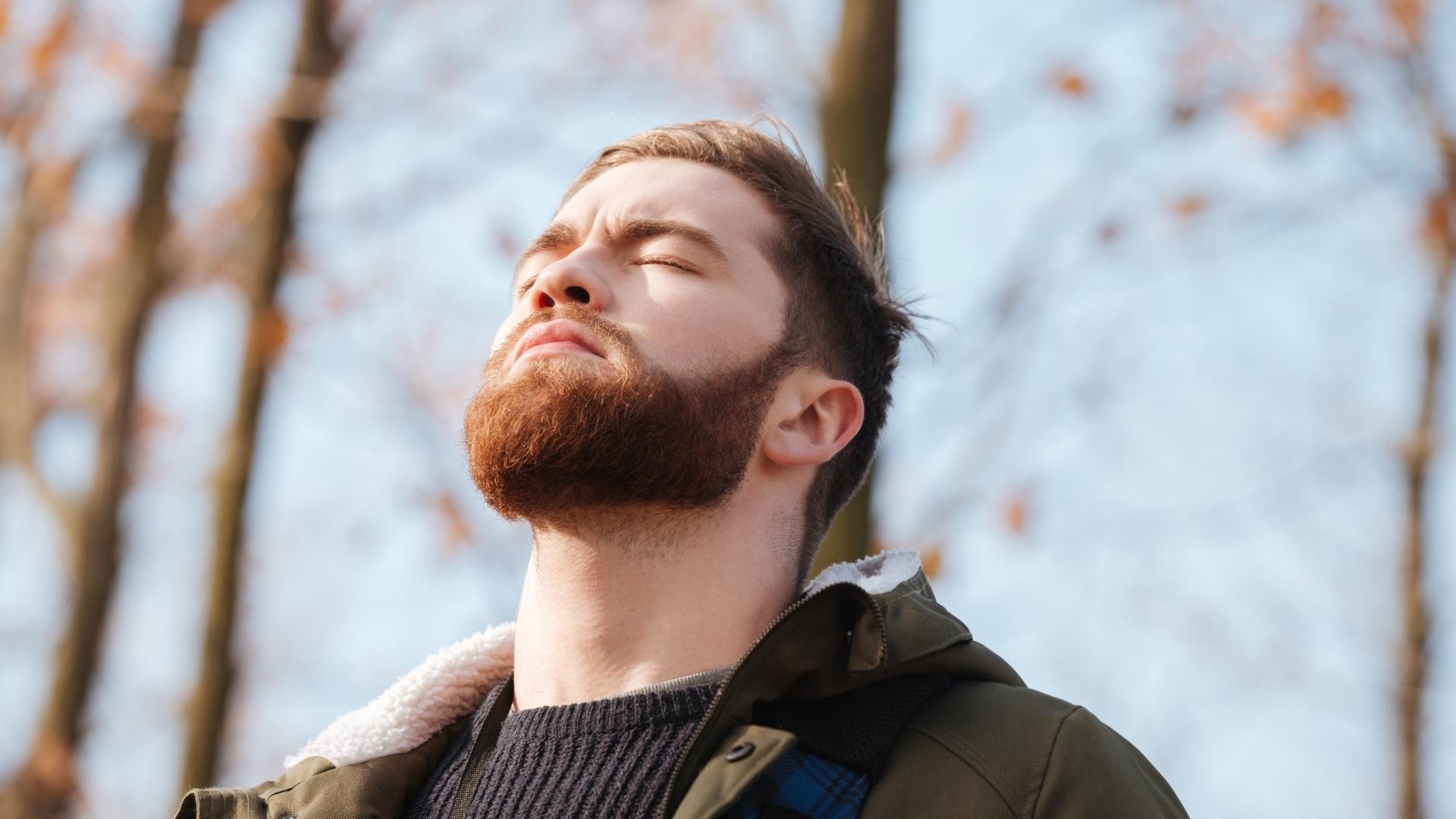 Das Foto zeigt einen Mann der tief Durchatmet