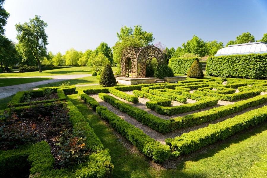 Sommerurlaub in Mülheim an der Ruhr: Sommerurlaub ist auch bei uns- MüGa-Park, Bereich mit Hecken, die zu einem Labyrinth geschnitten sind.