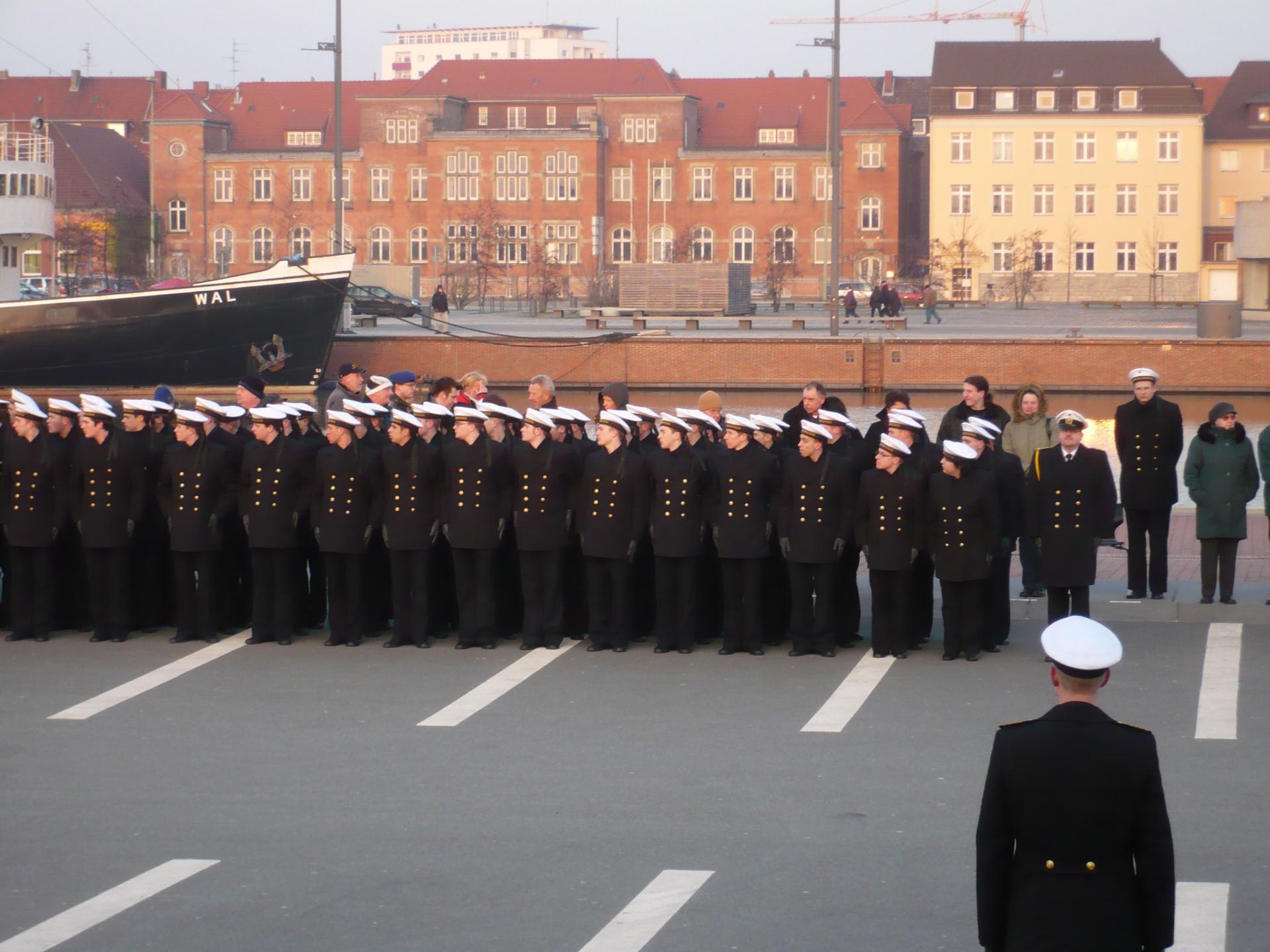 Feierliches Gelöbnis und Vereidigung in Bremerhaven im Jahr 2011.