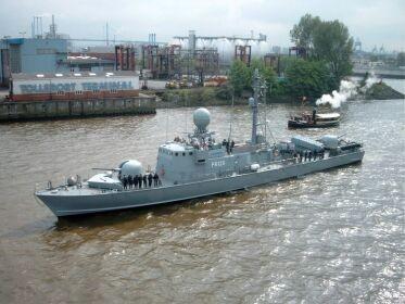 Das ehemalige Schnellboot S 70-Kormoran im Rahmen des Hamburger Hafenfestes 2004.