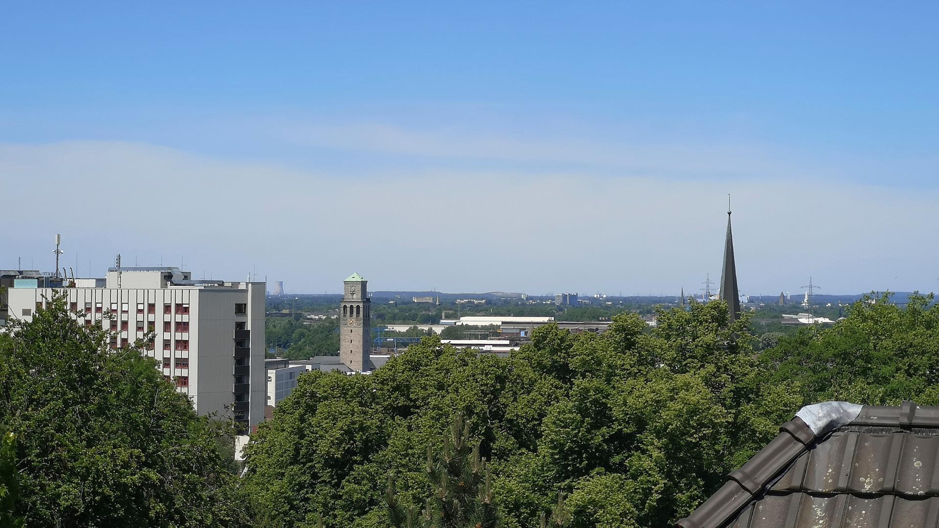 Blick auf den Ruhrverlauf in Mülheim sowie eine Kirche und Rathaus