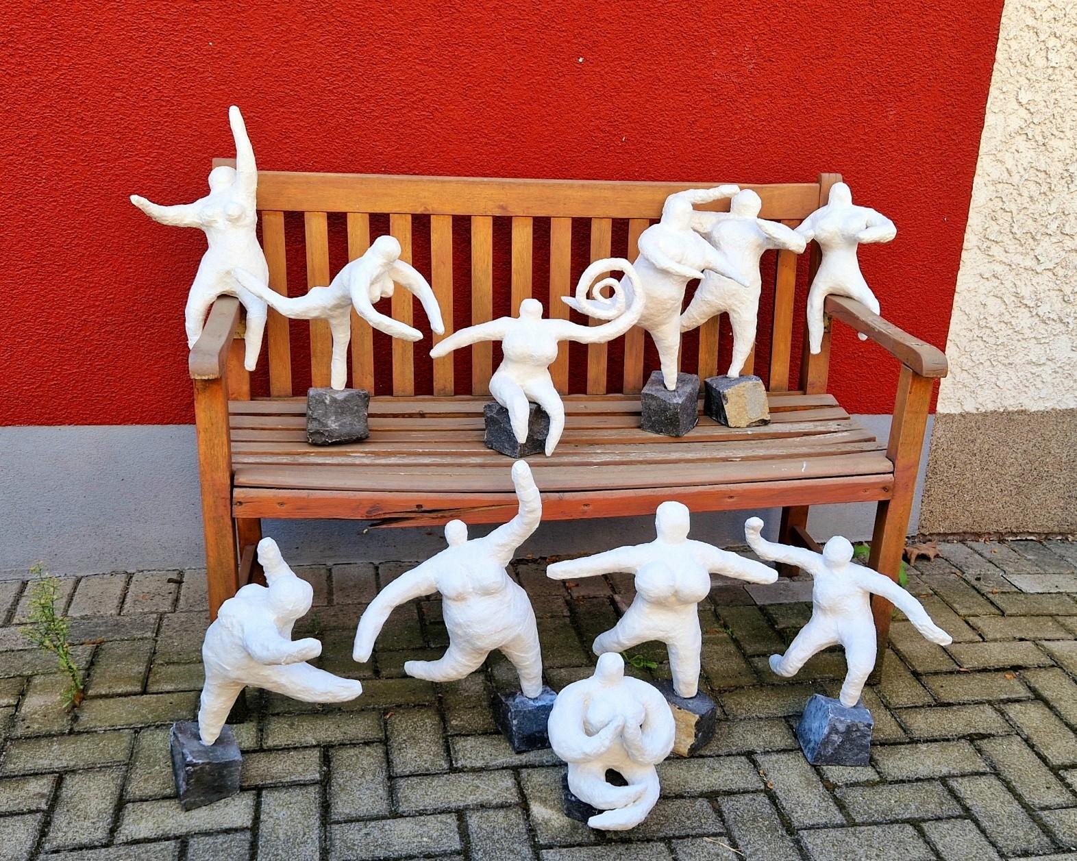as Foto zeigt weiße NANA-Skulpturen - an die Kunst von Niki De Saint Phalle angelehnt. Sie sind das Ergebnis des ersten Workshops für Frauen mit der Mülheimer Künstlerin Deborah Marschner, der von der Gleichstellungsstelle initiiert wurde.