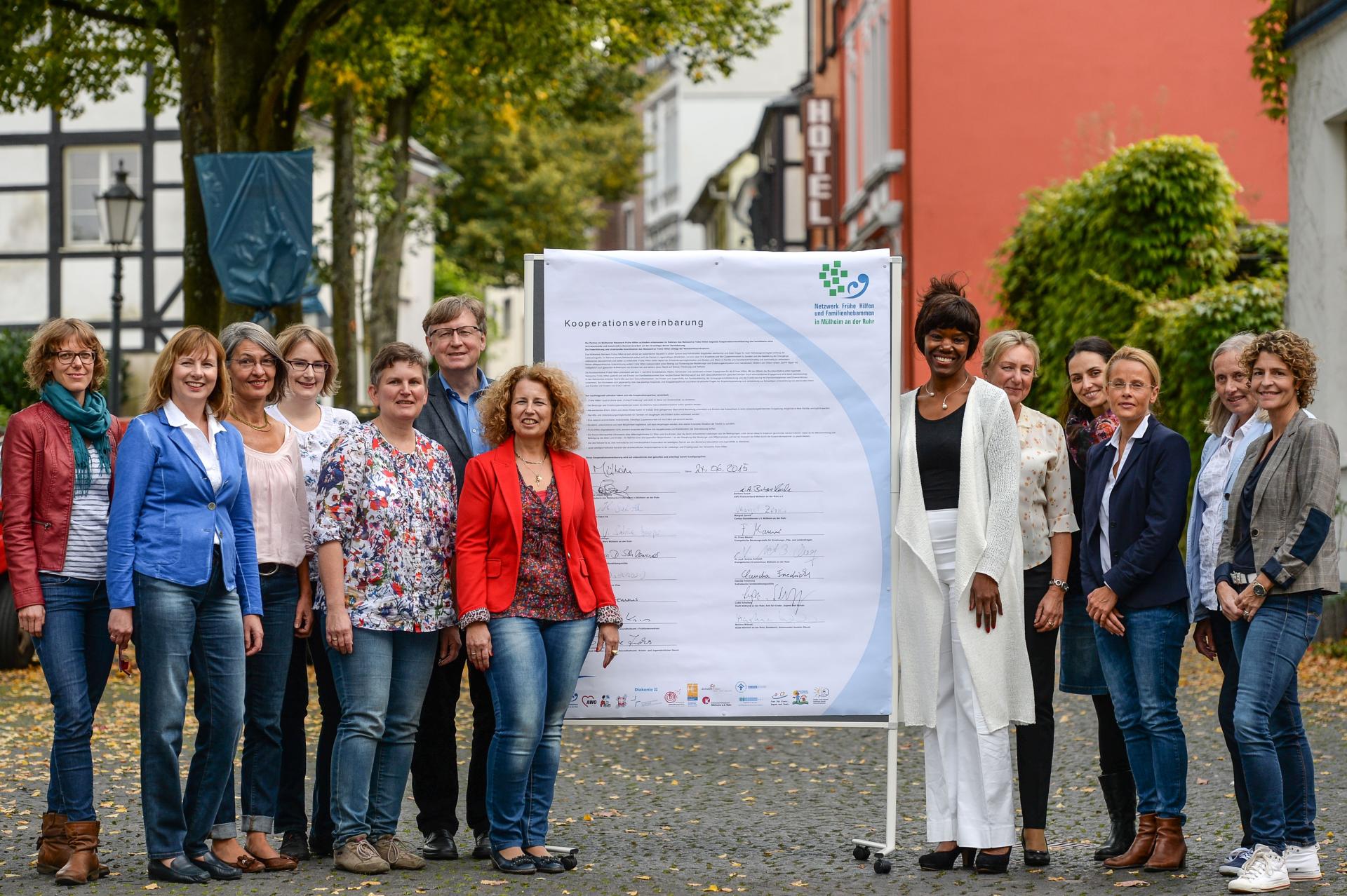 Vertreter der Netzwerkpartner aus dem Mülheimer Netzwerk Frühe Hilfen präsentieren ihre Kooperationsvereinbarung