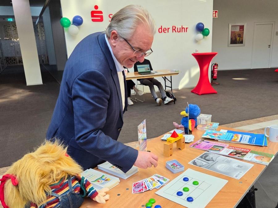Oberbürgermeister Marc Buchholz beim Tic Tac Toe-Spiel beim Tag des Gesundheitsamtes.