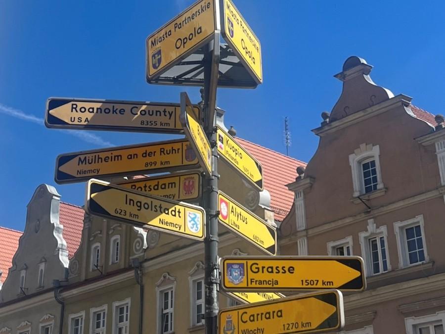 Schilder der Partnerstädte der Stadt Opole (Oppeln) auf dem Vorplatz des Rathauses in der polnischen Partnerstadt Oppeln (Opole).
