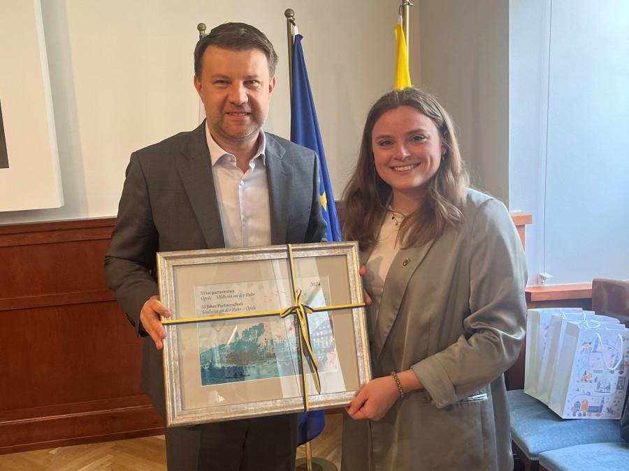 Der Stadtpräsident von Oppeln, Arkadiusz Wiśniewski und Mülheims Bürgermeisterin Ann-Kathrin Allekotte präsentieren ein Bild anlässlich der 35-jährigen Städtepartnerschaft der Städte Mülheim an der Ruhr und Oppeln (Opole).