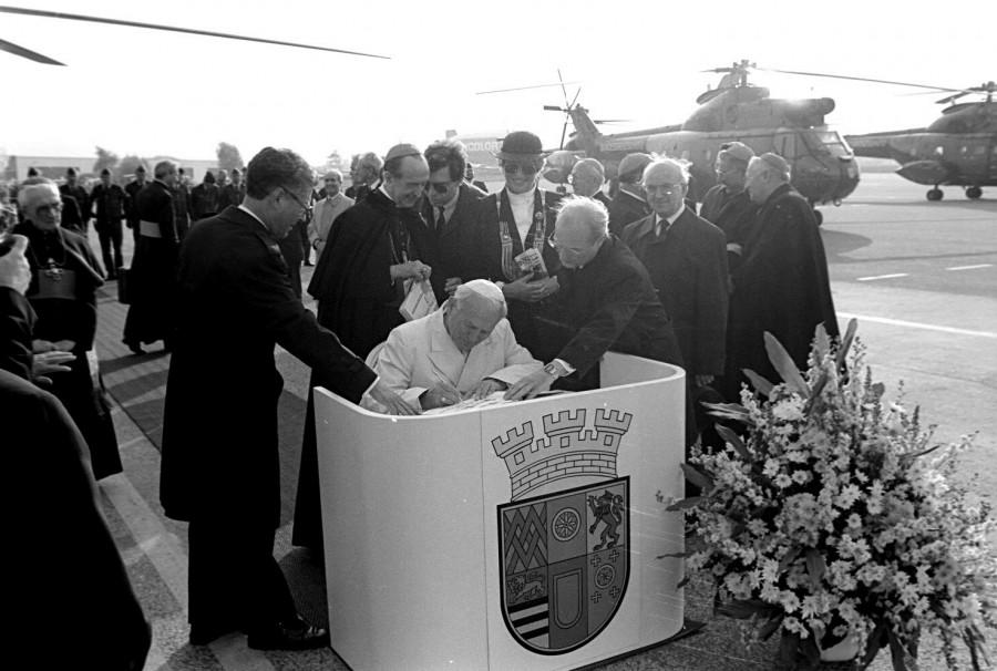 Papst Johannes Paul II. trug sich bei seinem Besuch/seiner Landung auf dem Flughafen in Essen/Mülheim im Mai 1987 in das Goldene Buch der Stadt ein.