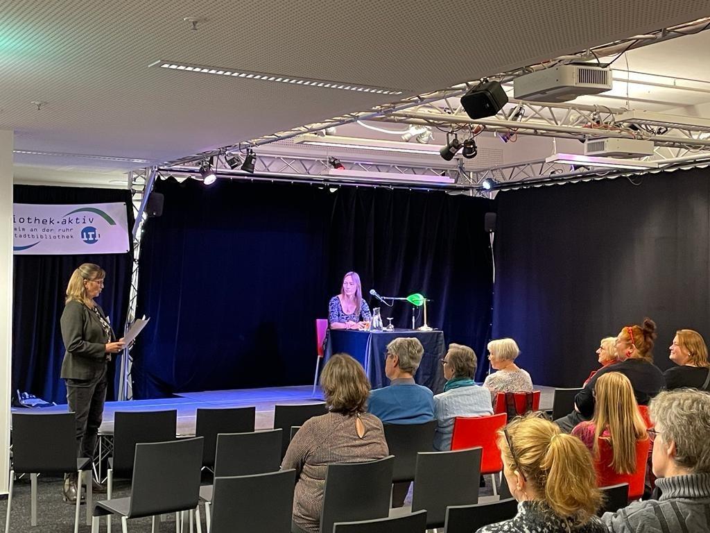 Cäcilia Tiemann von der Gleichstellungsstelle begrüßt die Schriftstellerin Rebekka Pax alias Rebecca Maly, die im MedienHaus aus ihren neuesten Historienromanen liest, die in Mülheim an der Ruhr angesiedelt sind.
