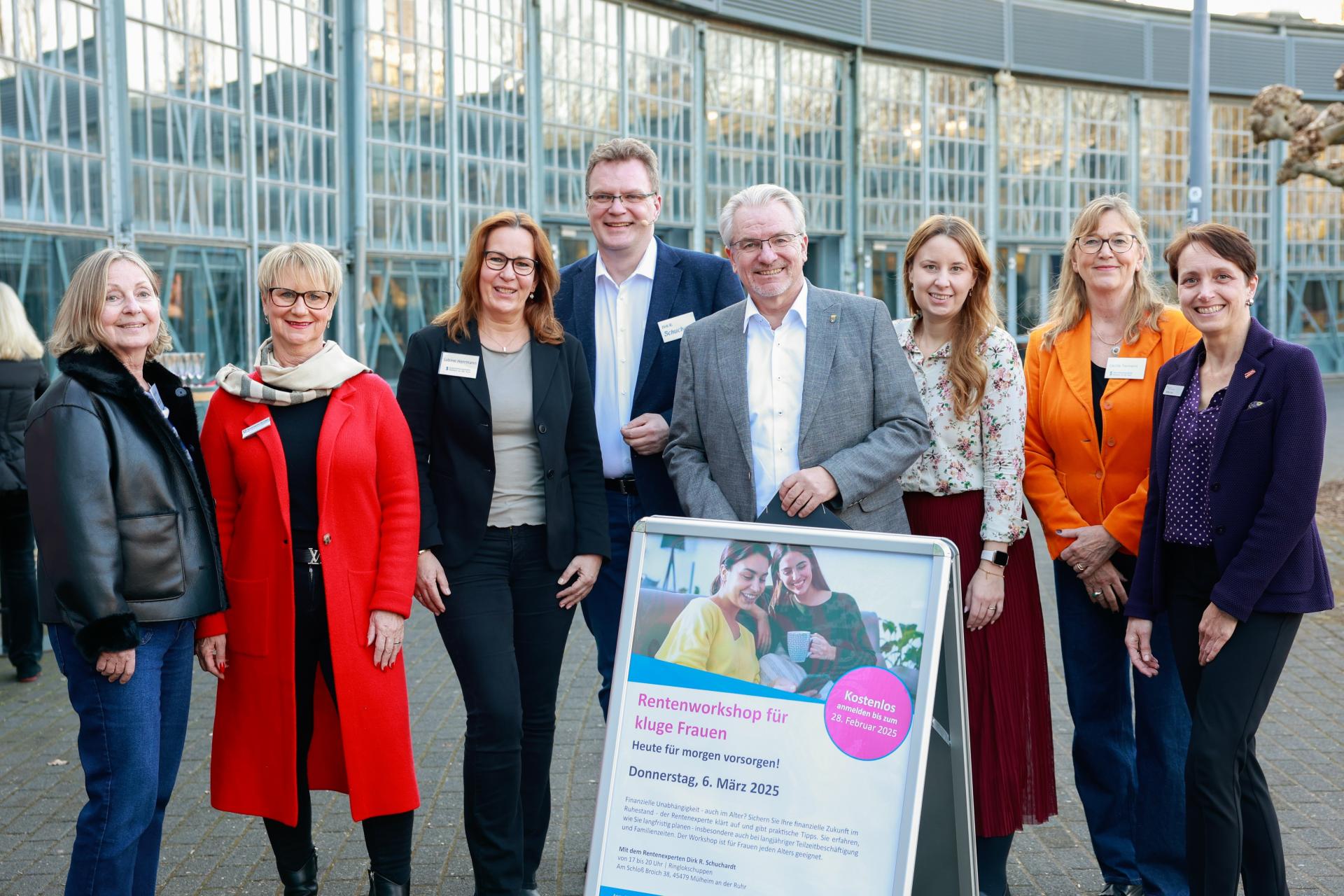 Die Kooperationspartnerinnen von der Gleichstellungsstelle, der Arbeitsagentur MH/OB, der Sparkasse und dem Jobcenter, der Referent Dirk R. Schuchardt und der Oberbürgermeister Marc Buchholz finden sich für ein Gruppenfoto vor Beginn des Rentenworkshops vor dem Ringlokschuppen ein.