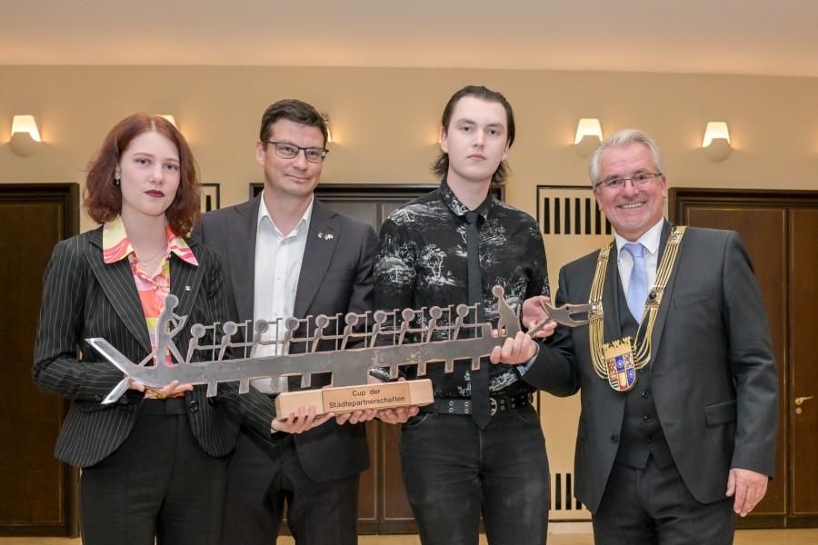 Cup der Städtepartnerschaften. Auf dem Bild ist Oberbürgermeister Marc Buchholz (rechts) mit den Gewinner*innen aus Kouvola zu sehen.
