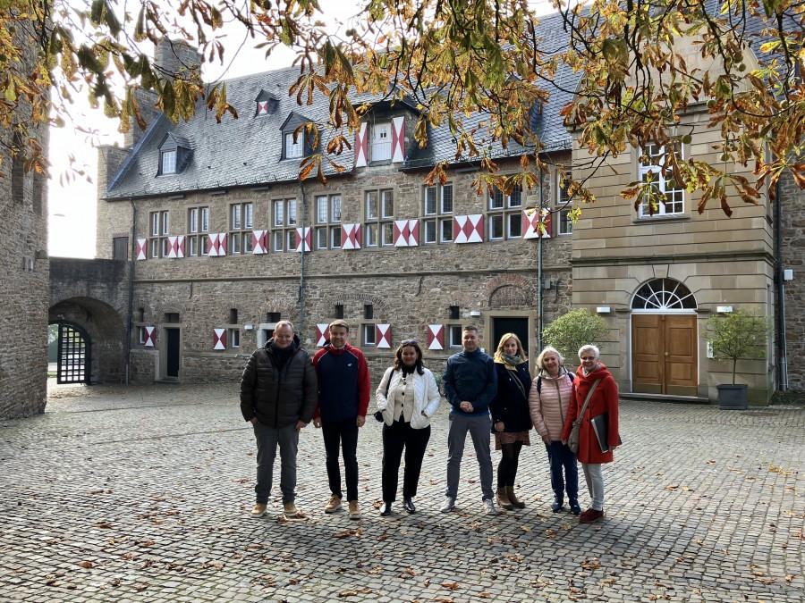 Im Rahmen der Delegationsreise besuchten die polnischen Gäste unter anderem das Schloss Broich (v.li.): Paul-Richard Gromnitza (Wirtschaftsförderung), Stadtpräsident Opoles Arkadiusz Wiśniewski, Stadtratsvorsitzende Barbara Kamińska, Kommandant der städtischen Feuerwehr Opole Marcin Urban, Magdalena Sobolewska (Verwaltung Opole), Margarete Wietelmann (Fraktionsvorsitzende SPD), Bea Riewer (Gästeführerin).