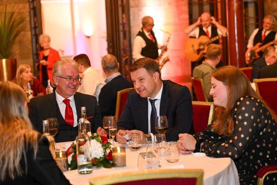 Im Rahmen des Festaktes am 29. September 2024 in der Stadthalle Mülheim an der Ruhr fand ein reger Austausch zwischen Oberbürgermeister Marc Buchholz und Stadtpräsident Arkadiusz Wisniewski statt (von links: Oberbürgermeister Marc Buchholz, Stadtpräsident Arkadiusz Wisniewski, Bürgermeisterin Ann-Kathrin Allekotte).