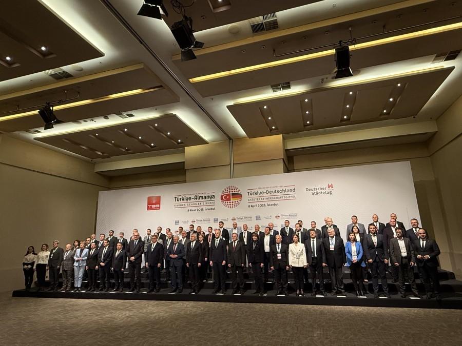 Bürgermeister Markus Püll sowie die weiteren Teilnehmerinnen und Teilnehmer der deutsch-türkischen Städtepartnerschaftskonferenz am 8. April 2025 in Istanbul.