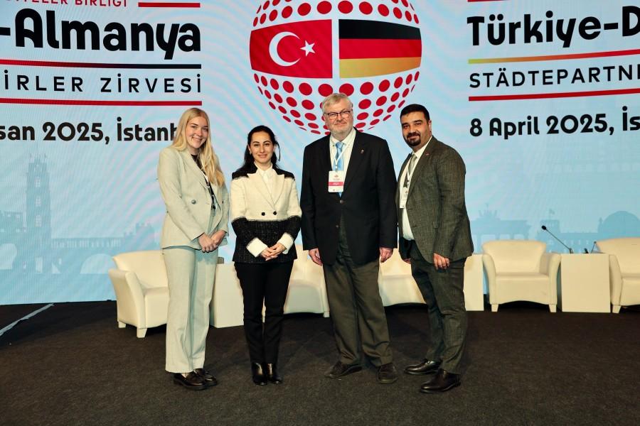 Im Rahmen der Konferenz gab es auch einen Austausch mit der türkischen Partnerstadt Beykoz (v.li.n.re.): Alexandra Taulien (Ref. I.2 Städtepartnerschaften und Europaangelegenheiten), stellvertretende Bürgermeisterin von Beykoz Özlem Vural Gürzel, Bürgermeister Markus Püll, Mehmet Berkin Durgun (Leiter internationale Beziehungen Beykoz).