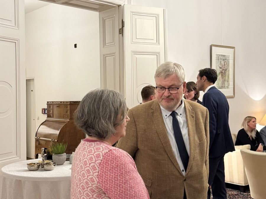 Bürgermeister Markus Püll (rechts) im Gespräch mit der Generalkonsulin Dr. Regine Grienberger (links) im Generalkonsulat der Bundesrepublik Deutschland in Istanbul.