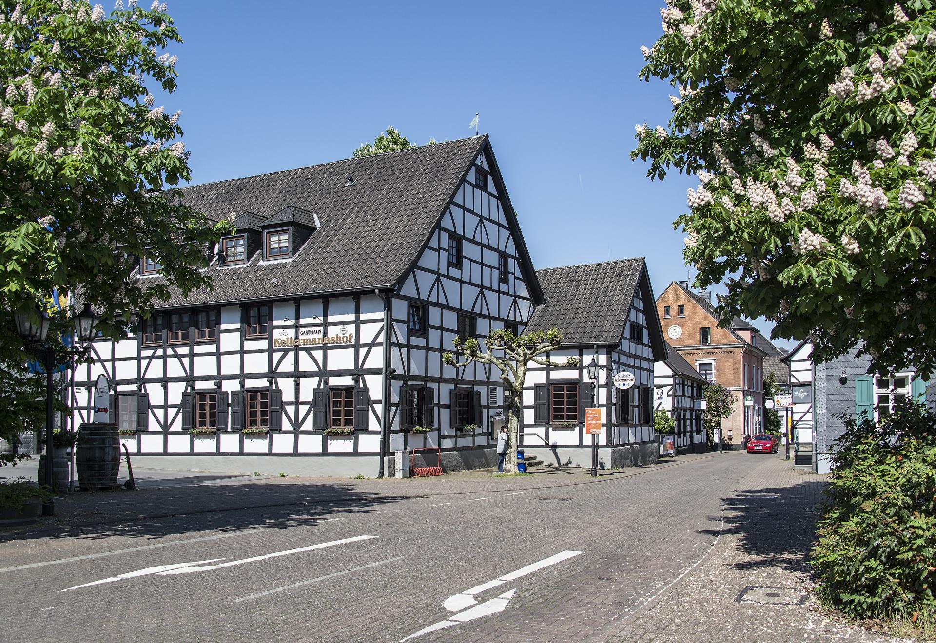 Fachwerkhäuser an einer Straße im Mülheimer Stadtteil Saarn
