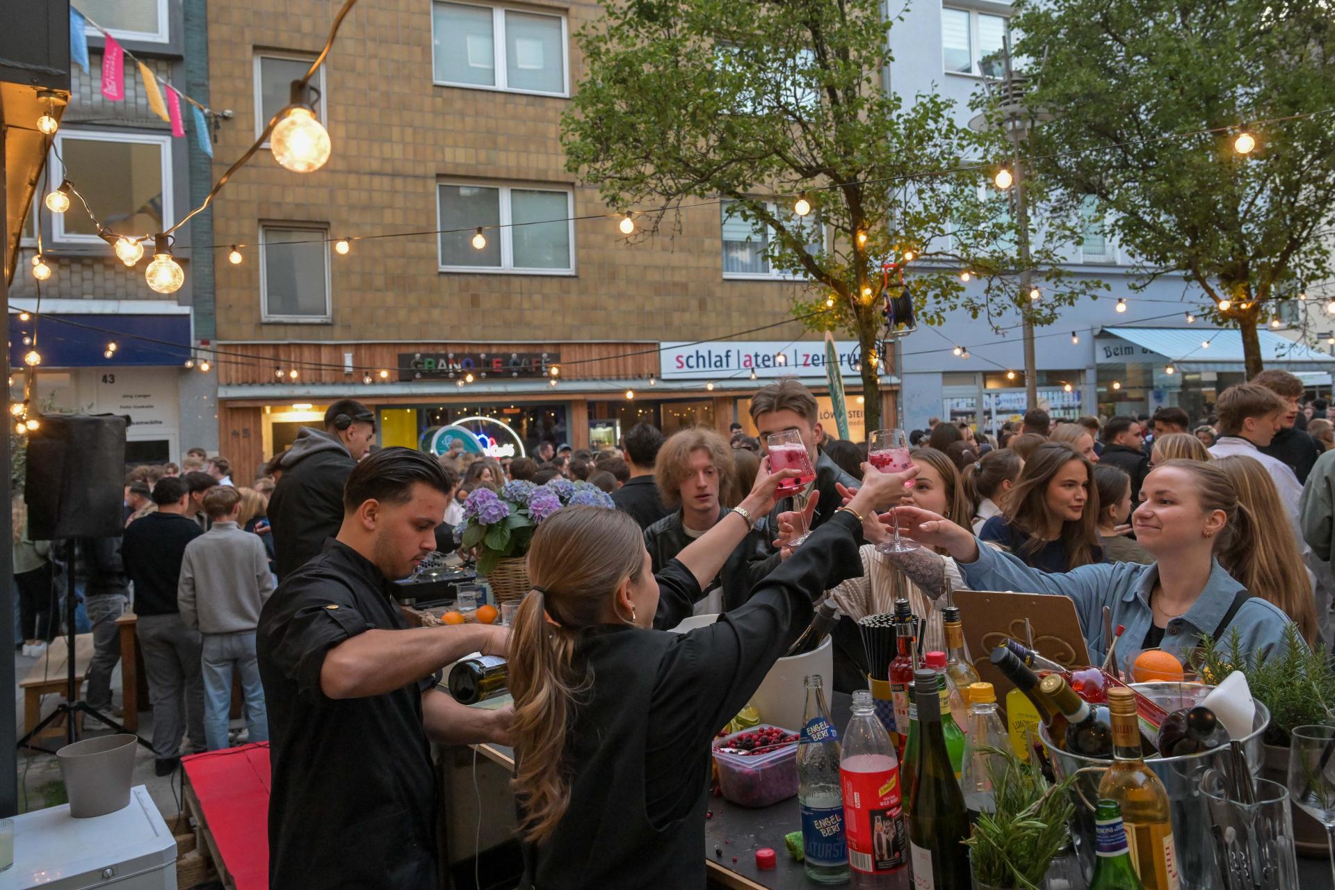 Blick auf einen Getränkeausschank im Wallviertel bei der Veranstaltung Schön hier!.