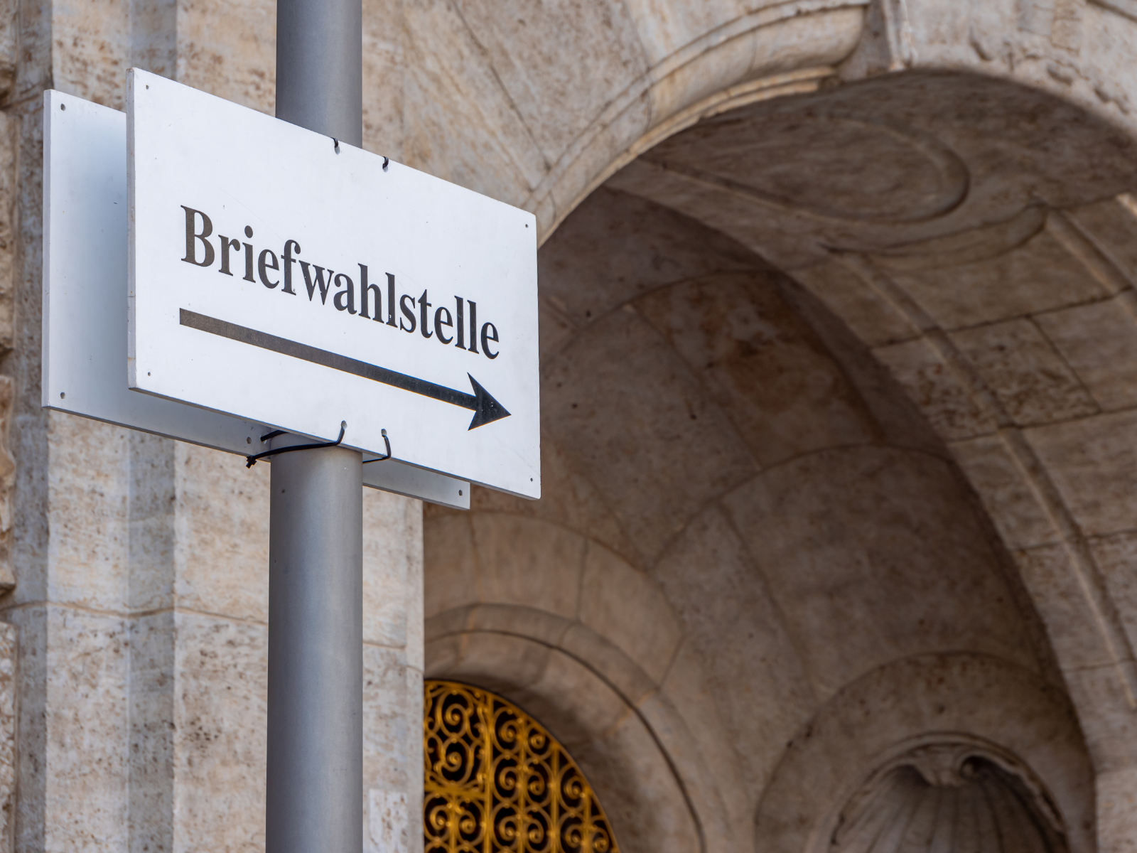 Schild weist auf Briefwahlstelle/Briefwahlbüro hin