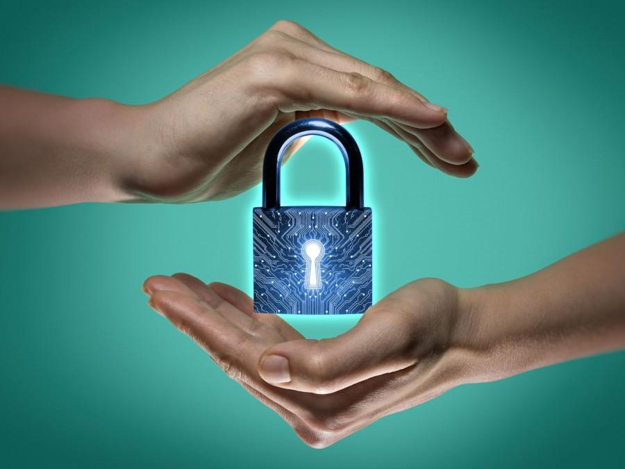 In der Mitte des Bildes befindet sich ein Schloss als Symbol des Datenschutzes. Über und unter dem Schloss ist jeweils eine Hand zum als Symbol für den Schutz.