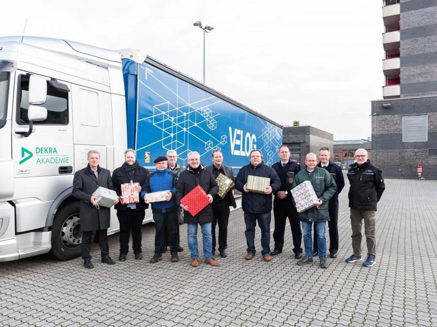 von links nach rechts: Jürgen Skotschke (Initiative Tschernobyl-Kinder e.V.), Sascha Jurczyk (SPD), Gerd Schöneberg (Initiative Tschernobyl-Kinder e.V.), Markus Püll (Bürgermeister), Marc Buchholz (Oberbürgermeister), Bernd Dickmann (CDU), Peter Beitz (FDP), Sven Werner (Amtsleitung Berufsfeuerwehr), Bert Abel (Fahrer, Dekra), Jörg Balkenhol (Feuerwehr) und Norbert Todt (Fahrer, Dekra).